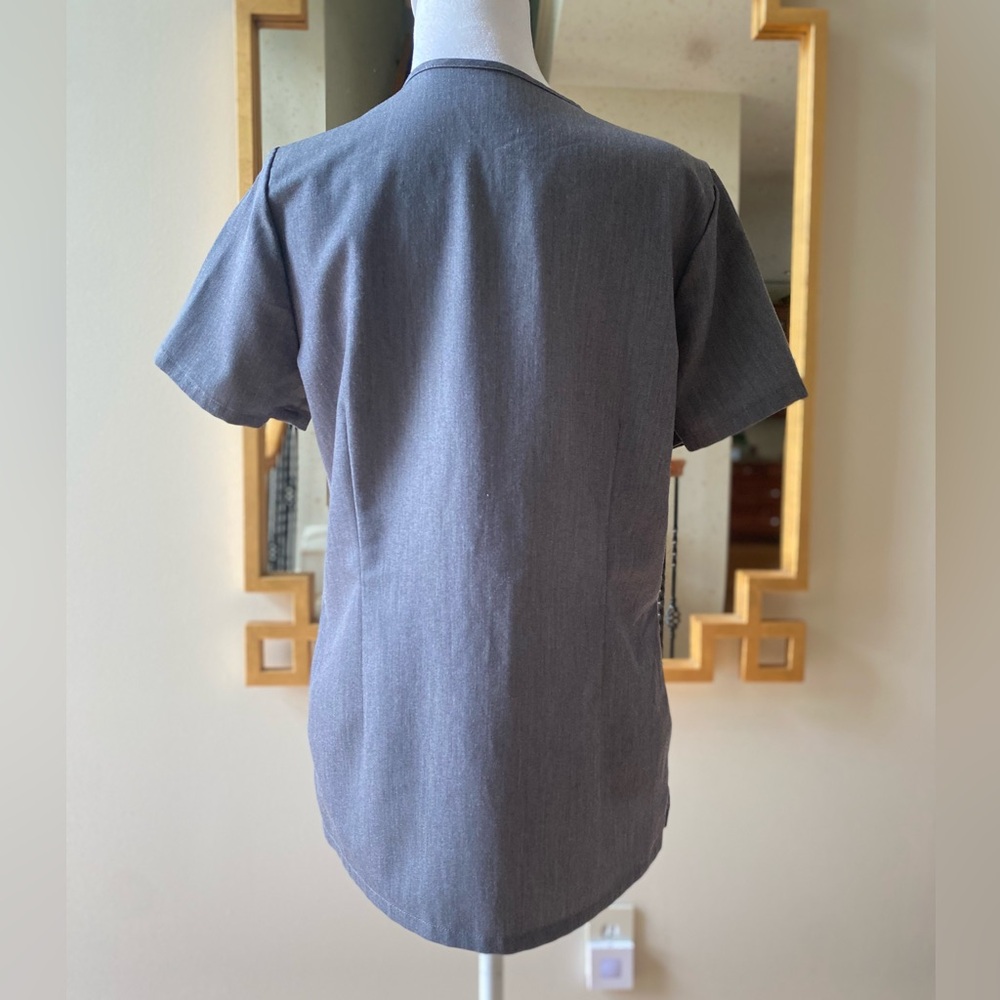 FIGS Catarina One-Pocket Scrub Top™ small - Gray Graphite - Picture 7 of 14